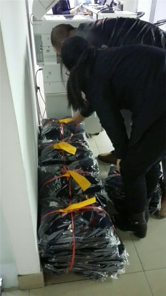 核對工服的數(shù)量