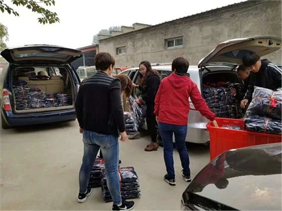工服美辦公室裝車(chē)中