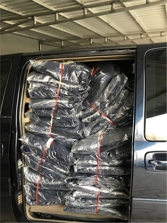 服裝廠家裝車準備送貨