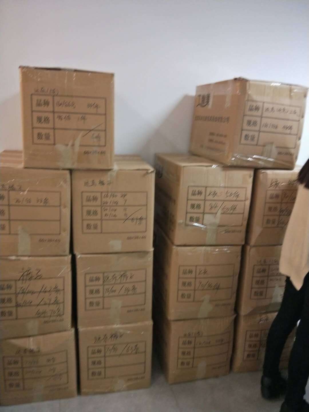 成箱送到庫(kù)房