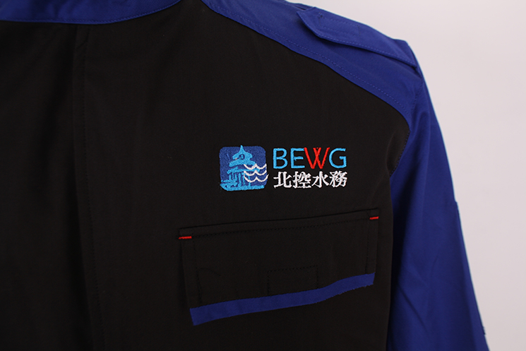 左胸LOGO刺繡平貼兜帶兜蓋有配色，易撕拉部位都采用打結(jié)加固
