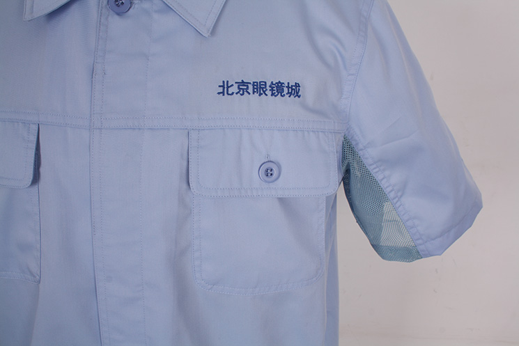 前胸平貼兜帶兜蓋，腋下使用透氣網