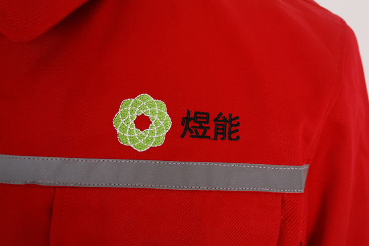 左胸兜上側(cè)繡有LOGO標(biāo)