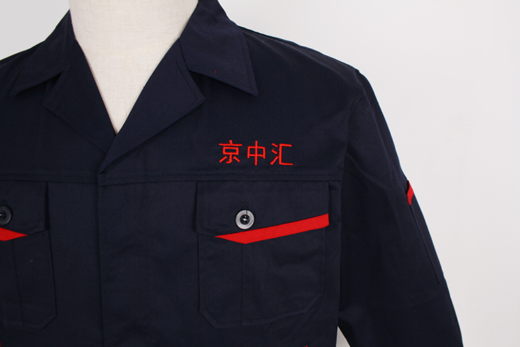 前胸平貼兜，兜蓋LOGO 有配色