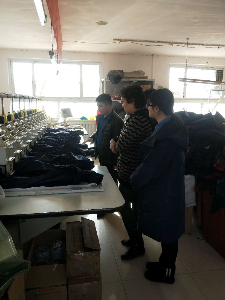 北服老師看電腦繡花機(jī)工作過程