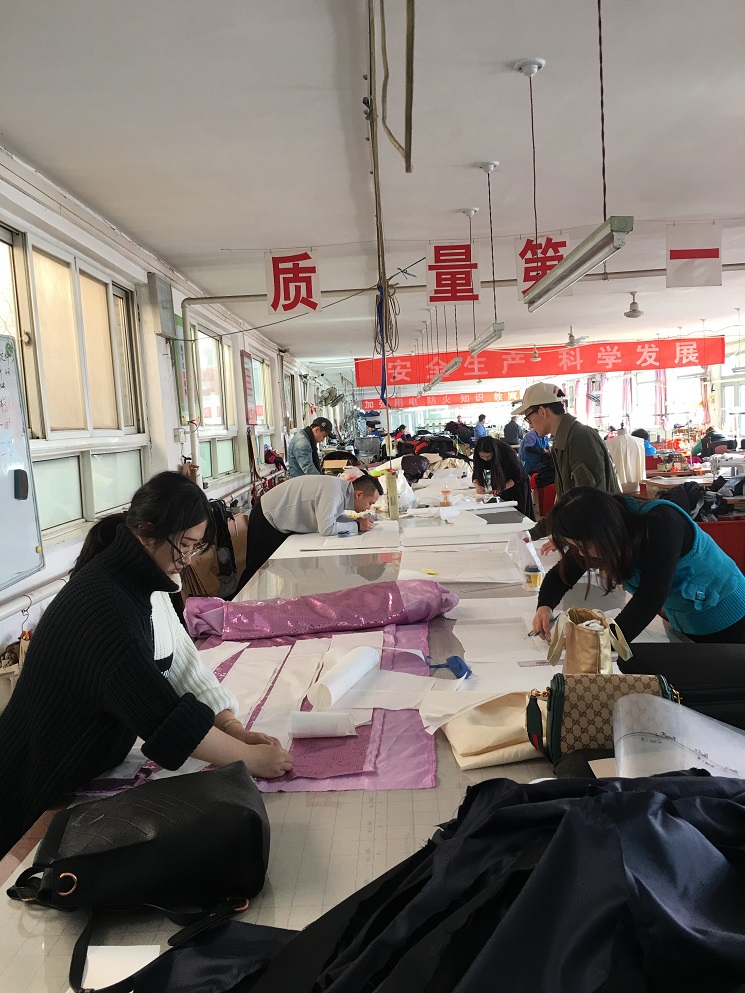 北服學(xué)生正在聚精會(huì)神的設(shè)計(jì)制作