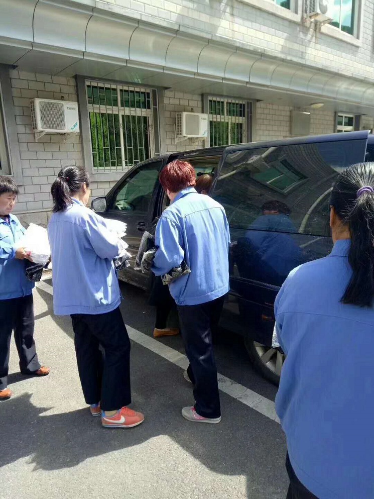 人員親自領(lǐng)衣服