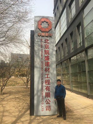 合同簽成，拍照留念