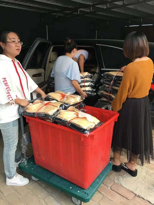 工服裝車(chē)準(zhǔn)備送貨