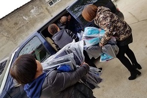 為中鐵六局送貨裝車過程圖
