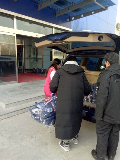 三元種業(yè)工作人員幫忙卸貨
