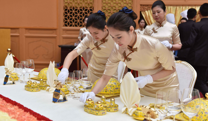 一個(gè)容嬤嬤和兩個(gè)小宮女