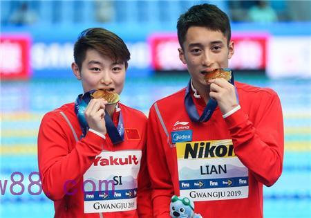 喜報！中國摘游泳世錦賽首金！練俊杰、司雅杰混雙10米臺奪冠